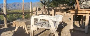 een witte houten stoel op een tafel bij Pacha Cuty Hostel in Amaichá del Valle