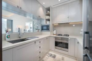 Kuchyň nebo kuchyňský kout v ubytování New Listing - Serviced Apartment & TOP Amenities