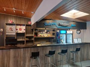 a bar in a restaurant with stools at Øiseth Hotell AS in Rendalen