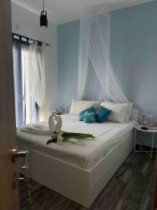 a bedroom with a white bed with a flower on it at Sissi Olive home in Sisi