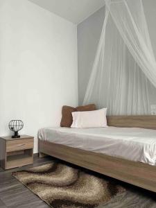 1 dormitorio con 1 cama con mosquitera en Sissi Olive home, en Sissi