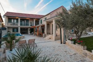 a house with a patio and a swimming pool at Villa Vita in Benkovac