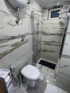 een badkamer met een toilet en een douche bij Sciabbacco house in Napels