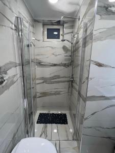 een badkamer met een douche en een toilet bij Sciabbacco house in Napels