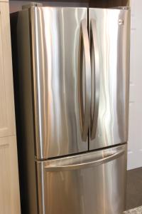 einen Kühlschrank aus Edelstahl in der Küche in der Unterkunft Stylish Home For A Perfect Stay for 4! in Peterborough