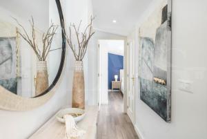 korytarz z dużym lustrem i wazami na ścianie w obiekcie Coastal attic in the heart of Málaga by REMS w Maladze +37 zdjęć
