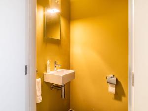 Ένα μπάνιο στο Apartment in St-Idesbald near the Beach +32 φωτογραφίες