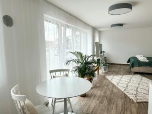 sala de estar con mesa blanca y sillas en Sali Homes AM1 Elegant und stilvoll im Herzen Bayreuth in der Nähe des Flusses en Bayreuth