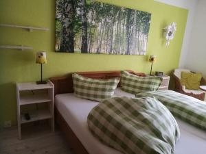 1 Schlafzimmer mit 2 Betten und grünen Wänden in der Unterkunft Wohlfühlgästehaus Eva-Maria Schätzle in Schonach