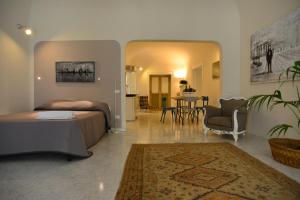 パレルモにあるLa Locanda dei Corrieriのベッドルーム1室(ベッド1台付)、リビングルームが備わります。