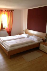 un grande letto in una camera da letto con finestra di Trip Inn Landhotel Krone a Roggenbeuren