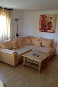 ein Wohnzimmer mit einem Sofa und einem Couchtisch in der Unterkunft Trip Inn Landhotel Krone in Roggenbeuren