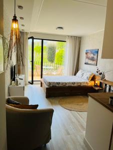 een slaapkamer met een bed en een woonkamer bij Relax studio in Sozopol