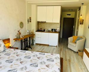 een keuken en een slaapkamer met een bed en een tafel bij Relax studio in Sozopol