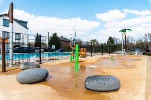 un parque acuático con parque infantil y tobogán acuático en Vakantiepark Vinkenhof, en Schin op Geul