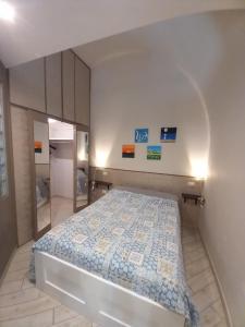 een slaapkamer met een bed en een spiegel bij Il faletto in Trani