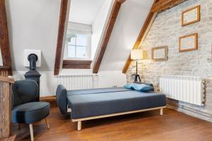 een slaapkamer met een bed en een stoel bij Hilltop Apartments - Old Town Kuninga in Tallinn