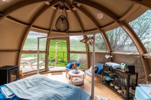 ein Schlafzimmer in einem kuppelförmigen Zelt mit einem Bett in der Unterkunft Vakantiepark Vinkenhof in Schin op Geul