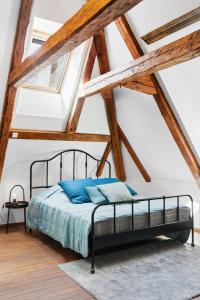 Schlafzimmer mit einem schwarzen Bett und blauen Kissen in der Unterkunft Hilltop Apartments - Old Town Kuninga in Tallinn