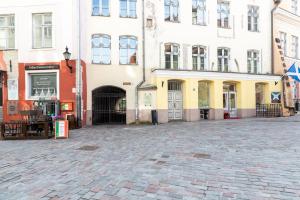 brukowana ulica przed niektórymi budynkami w obiekcie Hilltop Apartments - Old Town Kuninga w Tallinnie