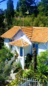 une maison blanche avec un toit orange au-dessus dans l'établissement Au fil de l eau, à Cannes