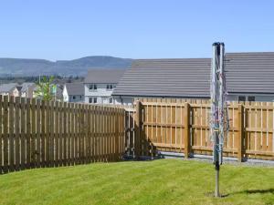 een houten schutting in een tuin met een Amerikaanse vlag bij Faillie in Inverness