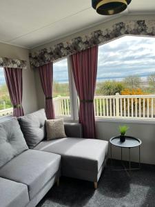 Balkón nebo terasa v ubytování Marianne Bay - Southerness Caravan Park with Sea View - Pet Friendly