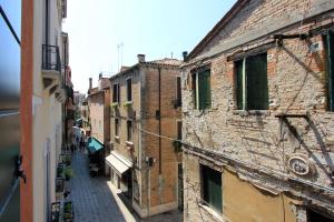 un vicolo tra due edifici in una città di Residence degli Artisti a Venezia