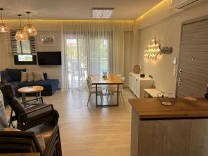 een woonkamer met een blauwe bank en een tafel bij Nikiti Heart Luxury Villa in Nikiti