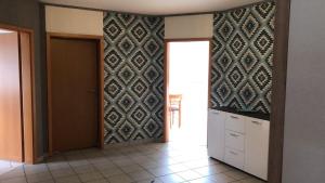 a kitchen with a wall with a pattern on it at Marina, Ferienwohnung in Schneverdingen