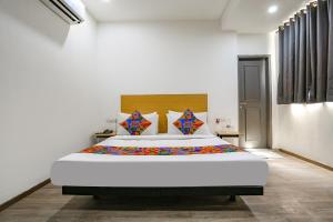 1 dormitorio con 1 cama grande en una habitación en FabHotel VAT - Meera Bagh en Nueva Delhi
