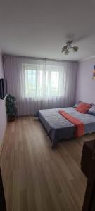 1 dormitorio con 2 camas y suelo de madera en Perfect View Apartament en Bucarest