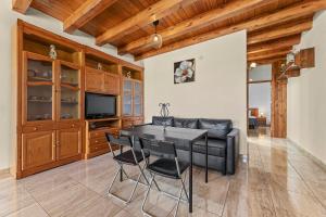 Televízia a/alebo spoločenská miestnosť v ubytovaní E Ensuite Vacation Apartment LANZAROTE