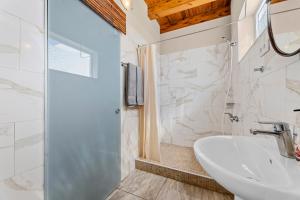 Kúpeľňa v ubytovaní E Ensuite Vacation Apartment LANZAROTE