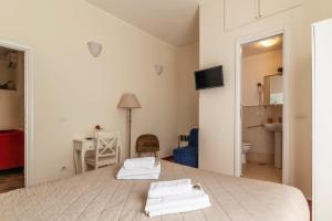 A television and/or entertainment centre at 4-rooms flat at Vatican