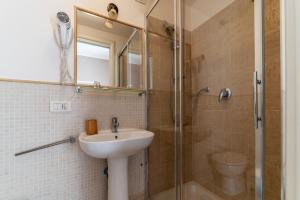 A bathroom at 4-rooms flat at Vatican Még 29 kép