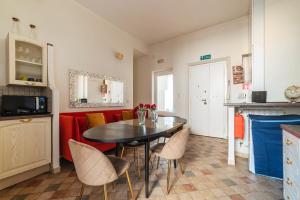 A kitchen or kitchenette at 4-rooms flat at Vatican