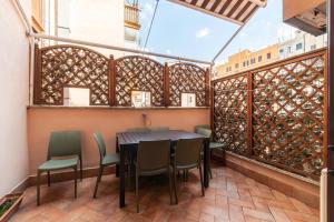 A balcony or terrace at 4-rooms flat at Vatican