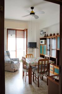 Χώρος καθιστικού στο Red's Home Apartment