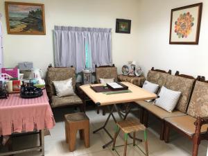 Pokój ze stołem i krzesłami oraz stołem i szezlongiem w obiekcie Nantang No. 1 w mieście Lieyu