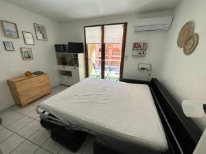 Posteľ alebo postele v izbe v ubytovaní Studio 3 pers climatisé rénové, au calme, idéalement situé proche St Raphael-St Tropez, plage et commerces à pieds
