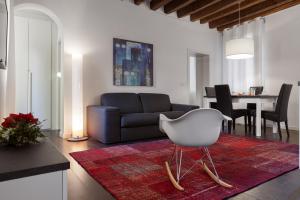 sala de estar con sofá y silla en City Apartments Rialto, en Venecia