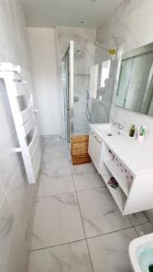 Ванная комната в Le Domaine : maison proche de la plage et du port