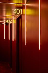 パリにあるGraphik Montparnasseの番号が書かれたエレベータードア