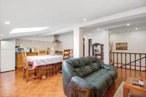 een woonkamer met een bank en een tafel bij Duplex T4 com Piscina in Apúlia
