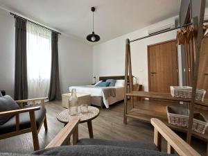 ein Wohnzimmer mit einem Bett, einem Sofa und einem Tisch in der Unterkunft Corte Vallio in Desenzano del Garda