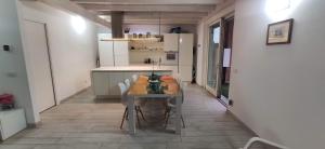 una cucina e una sala da pranzo con tavolo e sedie di Charme Lake Loft a Ispra