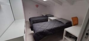 Postel nebo postele na pokoji v ubytování Charme Lake Loft