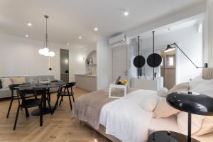 Postel nebo postele na pokoji v ubytování Palace Luxury Suites