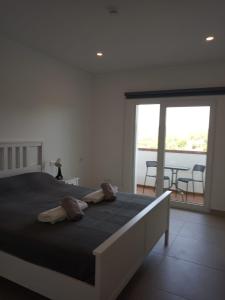 1 dormitorio con 1 cama grande y 2 almohadas en Monte Papa Figos, en Malhão